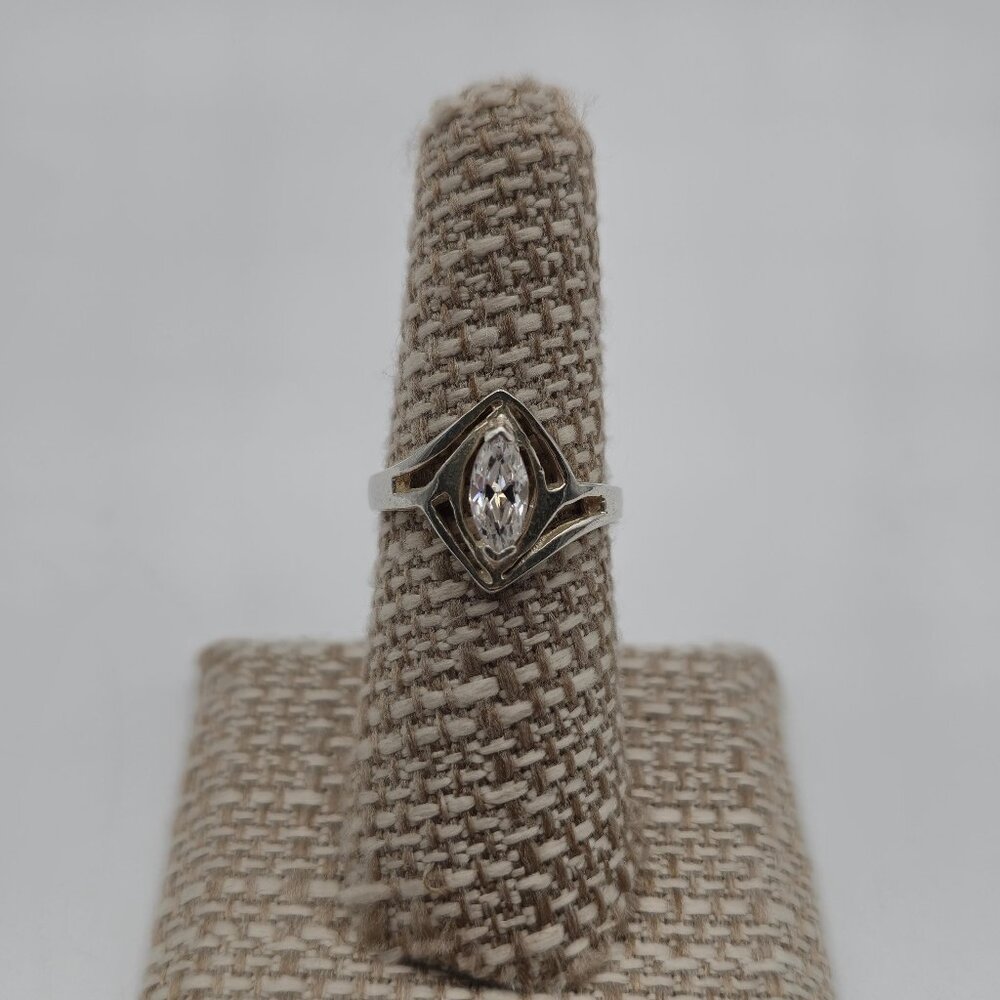 Size 7 Sterling Silver Marquise Cut Cubic Zirconia Gem Ring A3270